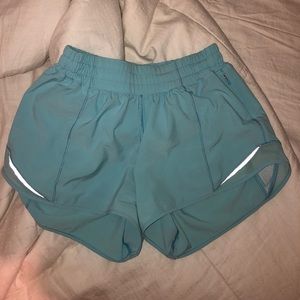 lululemon hotty hot shorts (4inch)